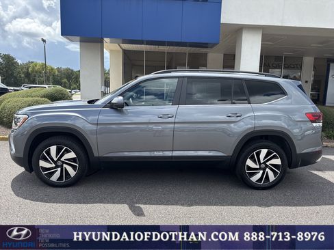 Used 2025 Volkswagen Atlas SE AWD/4WD image 2