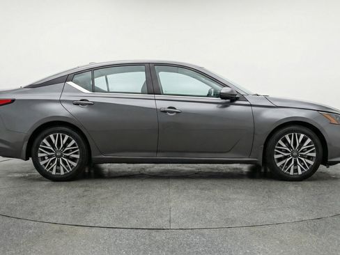 Used 2025 Nissan Altima 2.5 SV image 11