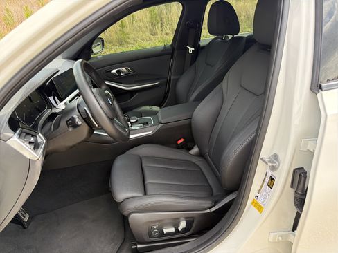 Used 2021 BMW 330i Sedan w/ M Sport Package image 9