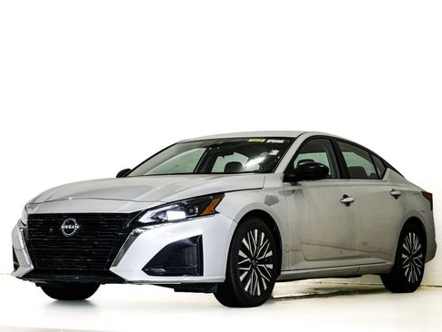 Used 2024 Nissan Altima 2.5 SV FWD image 3