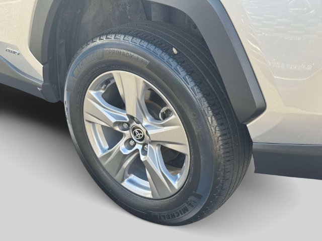 Used 2022 Toyota RAV4 XLE AWD/4WD image 9