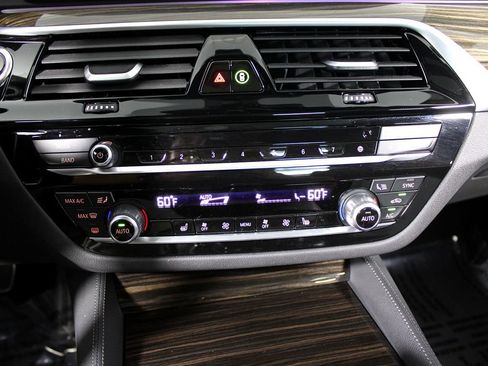 Used 2023 BMW 530e w/ M Sport Package image 23