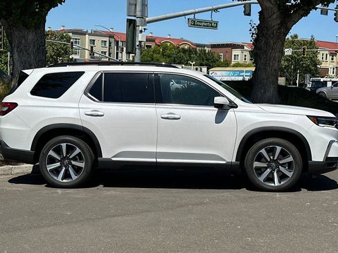 New 2025 Honda Pilot Touring image 3