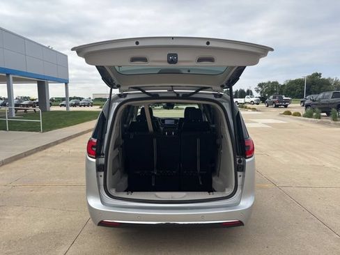 Used 2024 Chrysler Pacifica Touring-L FWD image 15