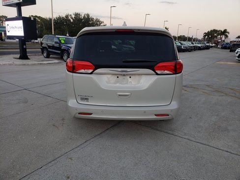 Used 2019 Chrysler Pacifica LX image 4