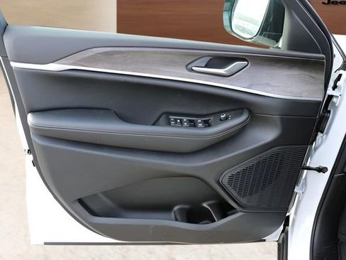 New 2026 Jeep Grand Cherokee Altitude image 10