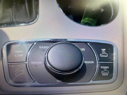 Used 2020 Jeep Grand Cherokee Summit AWD/4WD image 10