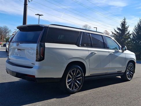 Used 2023 Cadillac Escalade ESV Sport Platinum image 5