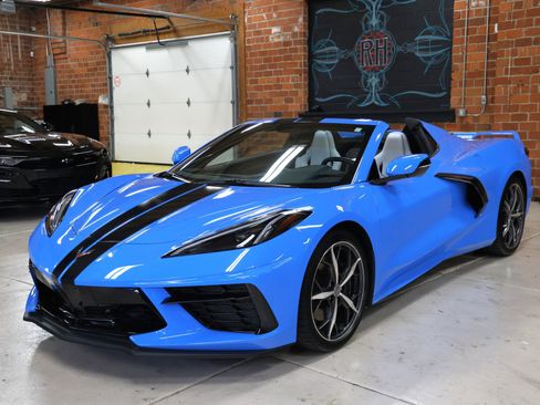 Used 2021 Chevrolet Corvette Stingray Convertible w/ Z51 Performance Package image 3