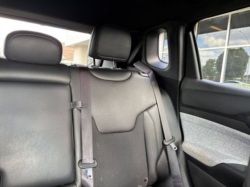 Used 2025 Jeep Compass Latitude AWD/4WD image 36