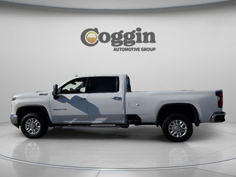 Used 2024 Chevrolet Silverado 2500 LTZ w/ LTZ Plus Package image 3