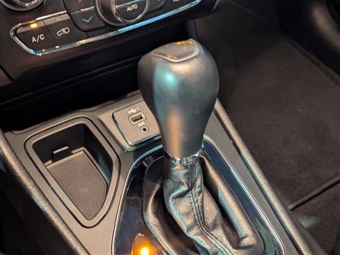 Used 2019 Jeep Cherokee Limited image 12