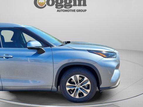 Used 2022 Toyota Highlander XLE image 9