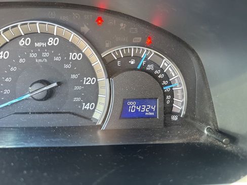 Used 2014 Toyota Camry SE w/ Moonroof Package FWD image 2