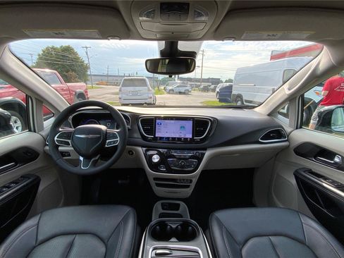 Used 2024 Chrysler Pacifica Touring-L FWD image 32