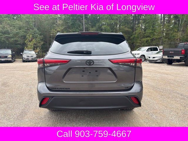 Used 2023 Toyota Highlander LE FWD image 4