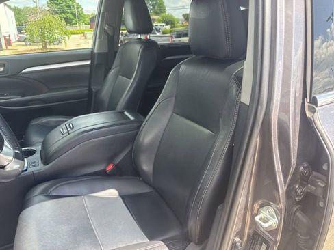 Used 2019 Toyota Highlander XLE AWD/4WD image 4