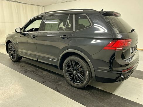 Used 2022 Volkswagen Tiguan SE R-Line image 9