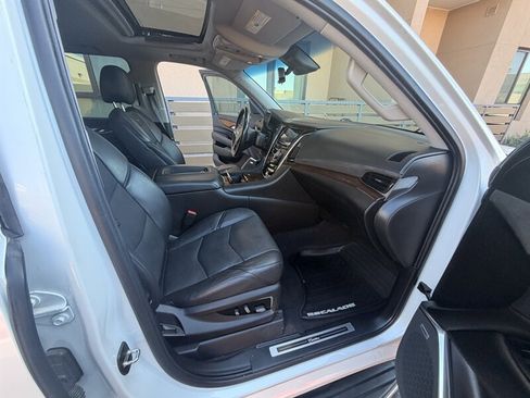 Used 2019 Cadillac Escalade Luxury AWD/4WD image 26
