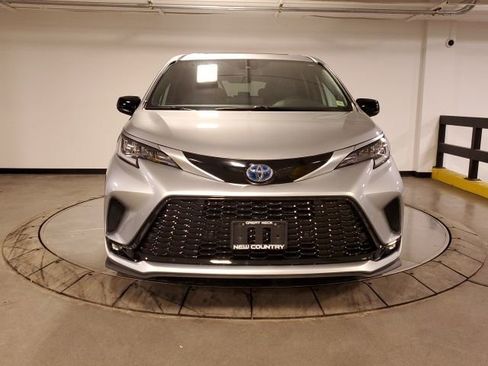 Used 2021 Toyota Sienna XSE w/ XSE Plus Package image 3