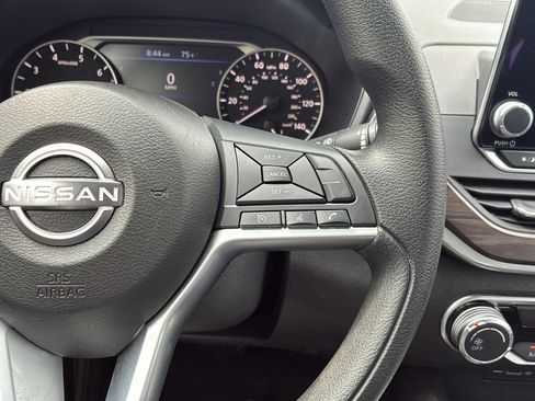 Used 2025 Nissan Altima 2.5 SV FWD image 31