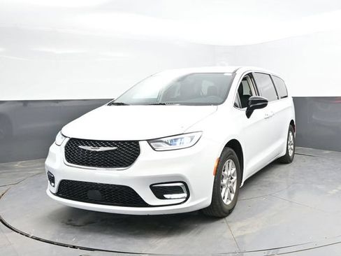 Used 2024 Chrysler Pacifica Touring-L FWD image 6