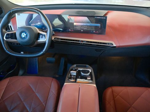 Used 2023 BMW iX xDrive50 w/ Sport Package AWD/4WD image 18