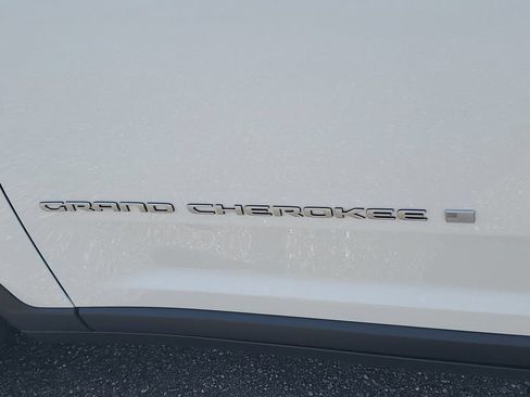 Used 2025 Jeep Grand Cherokee Laredo X w/ Luxury Tech Group I AWD/4WD image 28