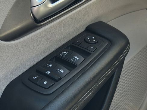 Used 2023 Chrysler Pacifica Touring-L image 17