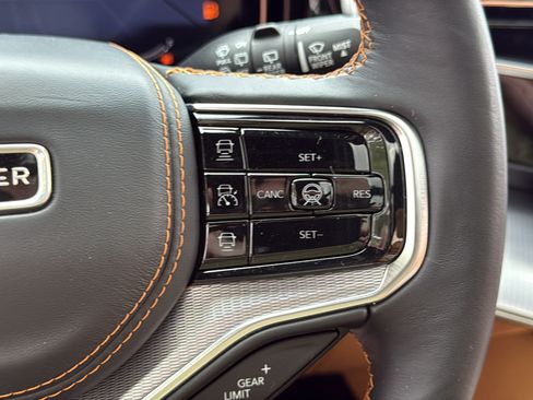 Used 2023 Jeep Grand Wagoneer Series III AWD/4WD image 16