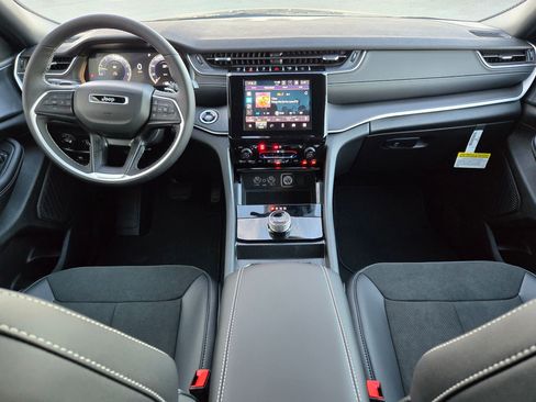 New 2025 Jeep Grand Cherokee Altitude image 11