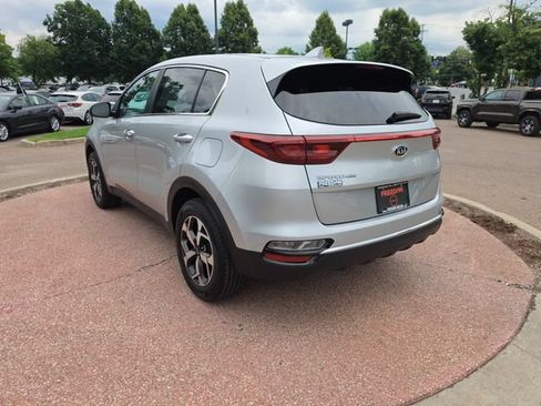 Used 2022 Kia Sportage LX AWD/4WD image 3