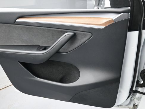 Used 2022 Tesla Model Y Long Range image 24