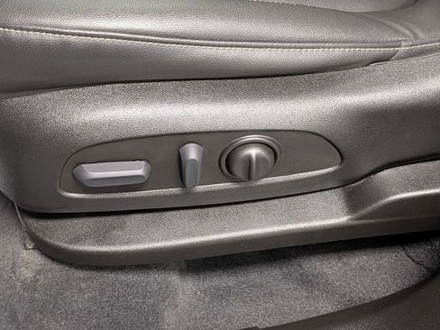 Used 2023 Chevrolet Traverse LT w/ LT Premium Package AWD/4WD image 12