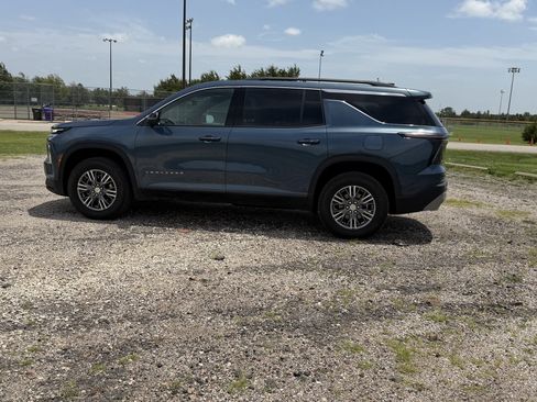 Used 2025 Chevrolet Traverse LT AWD/4WD image 11