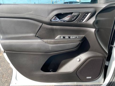 Used 2023 GMC Acadia SLT w/ Preferred Package FWD image 38