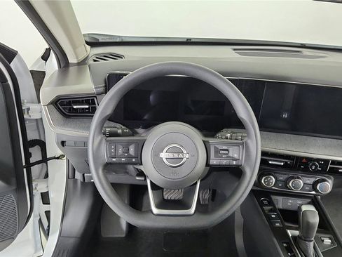 Used 2025 Nissan Kicks SV image 28