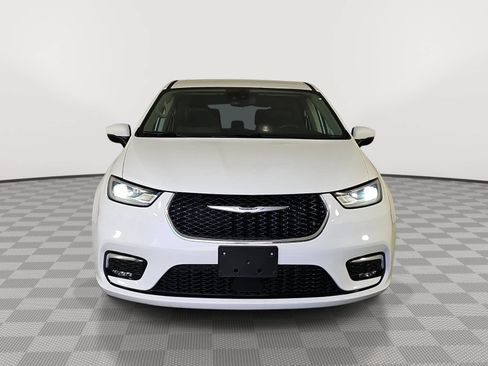 Used 2023 Chrysler Pacifica Touring-L FWD image 3