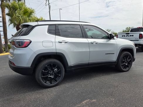 Used 2026 Jeep Compass Latitude AWD/4WD image 7