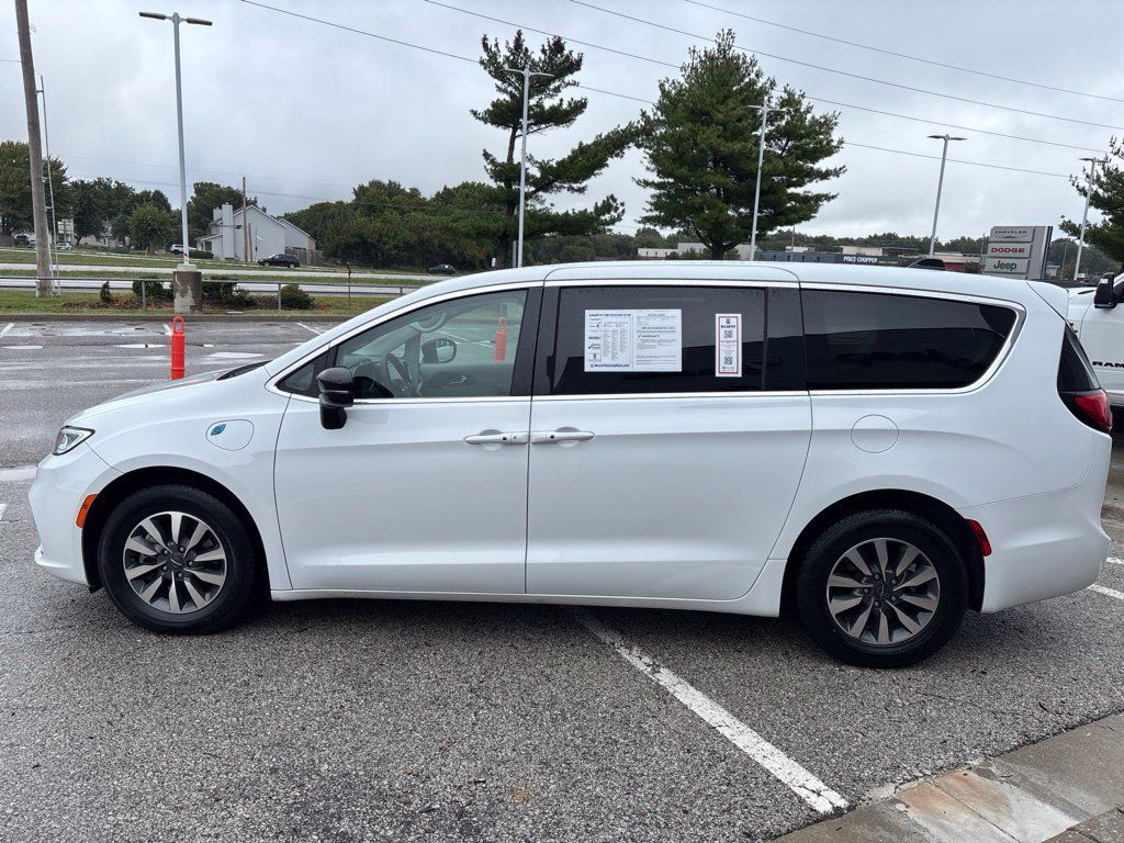 Used 2024 Chrysler Pacifica Limited FWD image 5