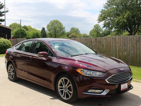 Used 2017 Ford Fusion SE w/ Equipment Group 201A AWD/4WD image 2