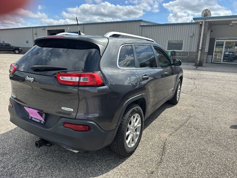 Used 2016 Jeep Cherokee Latitude AWD/4WD image 5