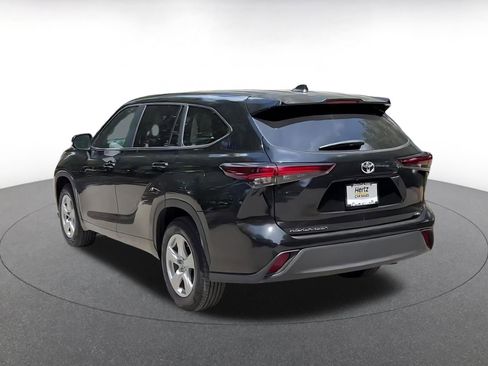 Used 2025 Toyota Highlander LE FWD image 11