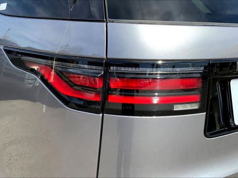 New 2025 Land Rover Discovery Dynamic SE image 14