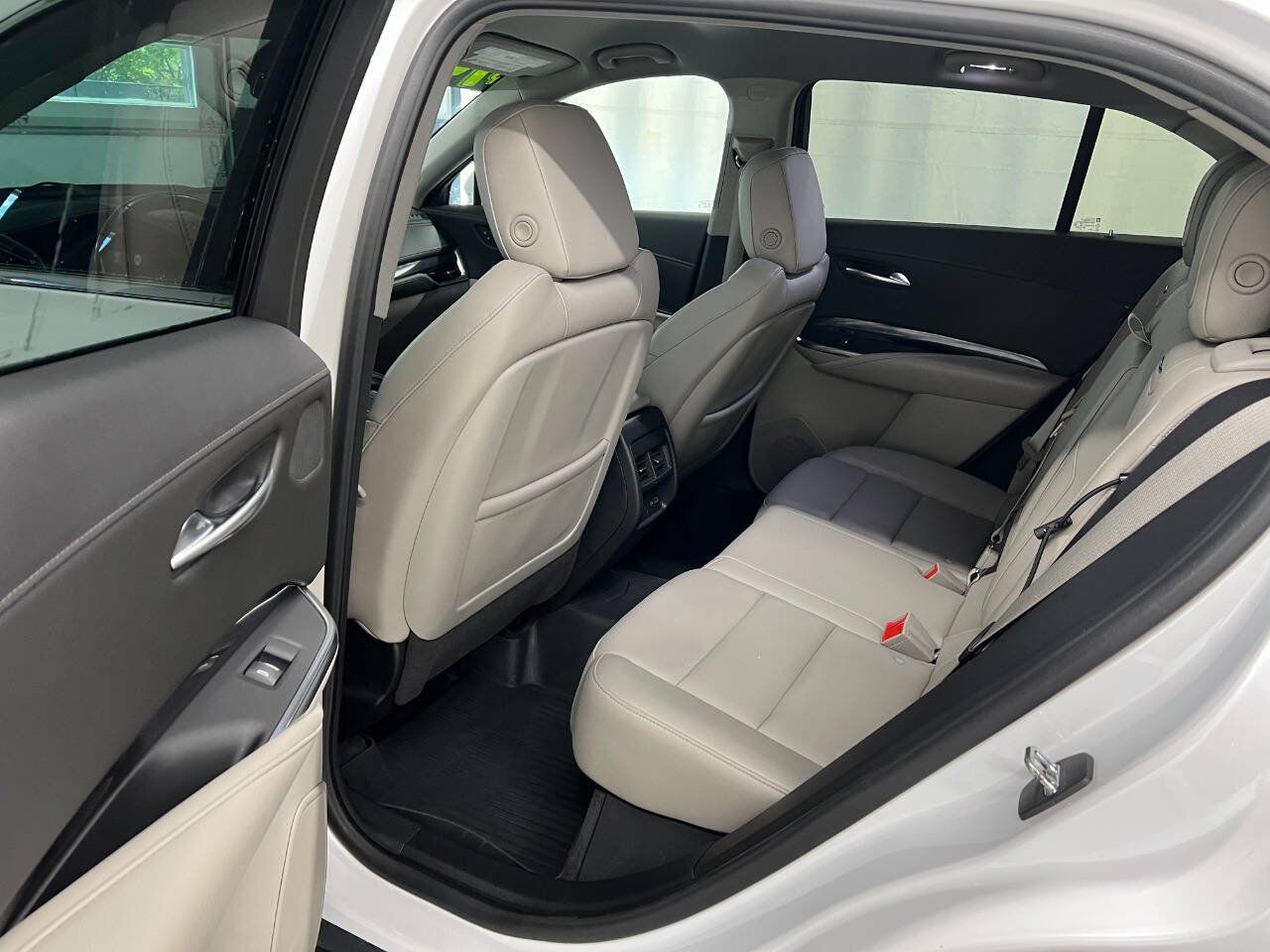 Used 2019 Cadillac XT4 Luxury w/ Cold Weather Package AWD/4WD image 9