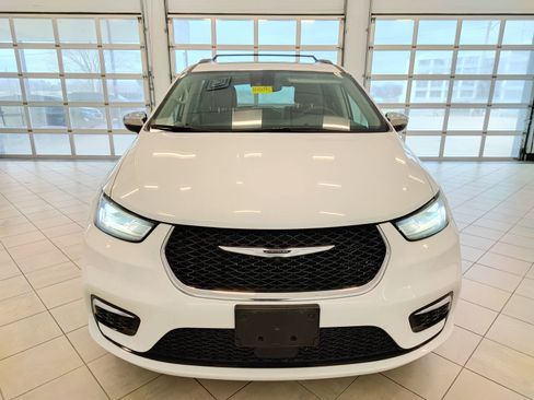 Used 2023 Chrysler Pacifica Limited image 9