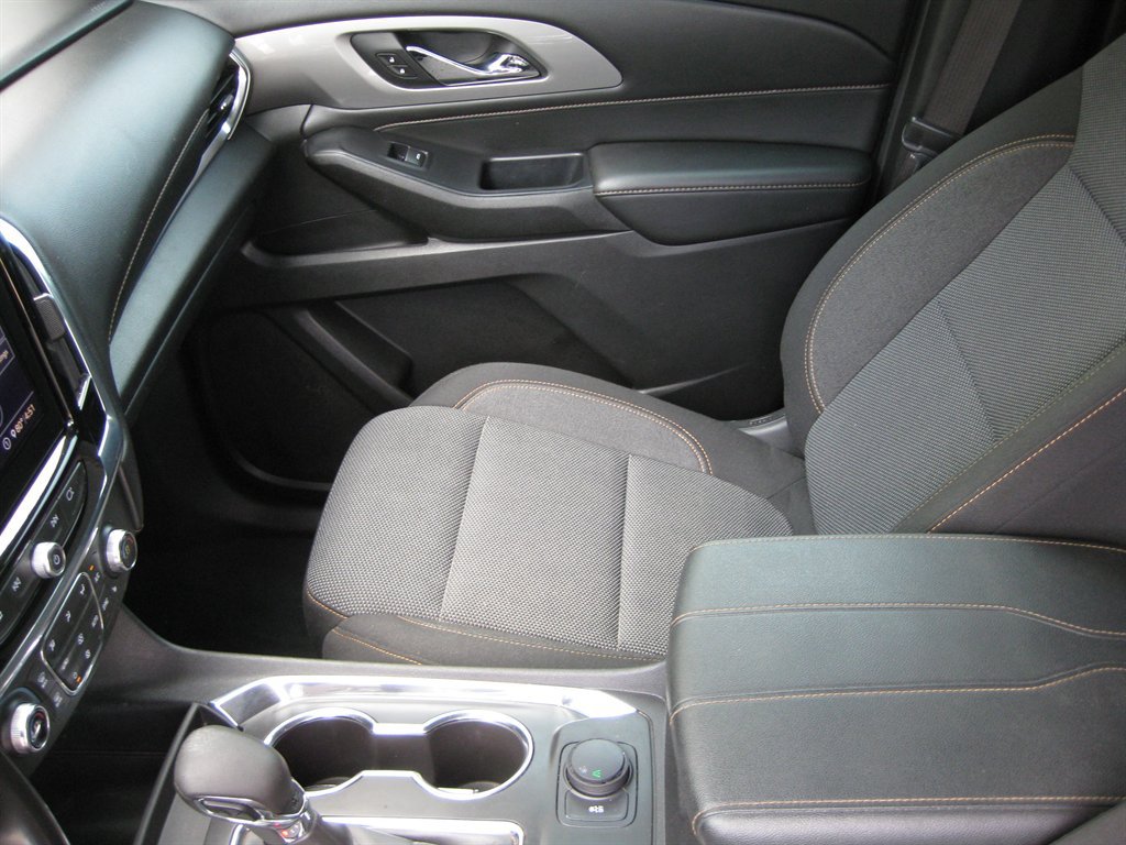 Used 2021 Chevrolet Traverse LT FWD image 21
