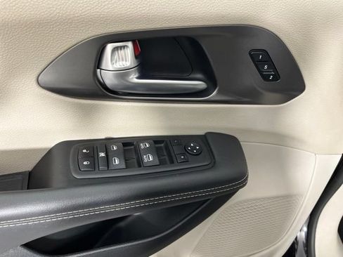 Used 2024 Chrysler Pacifica Touring-L FWD image 33