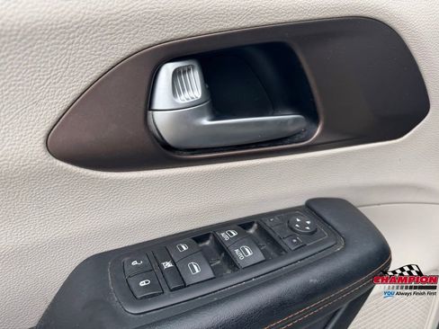 Used 2017 Chrysler Pacifica Touring-L image 16
