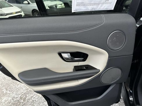 Used 2016 Land Rover Range Rover Evoque SE image 17